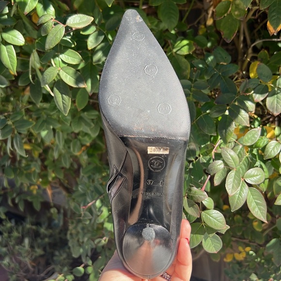 Chanel Black Leather Flower Appliqué Logo Pointed Toe Booties Euro size 37.🖤🔥 - Picture 13 of 17